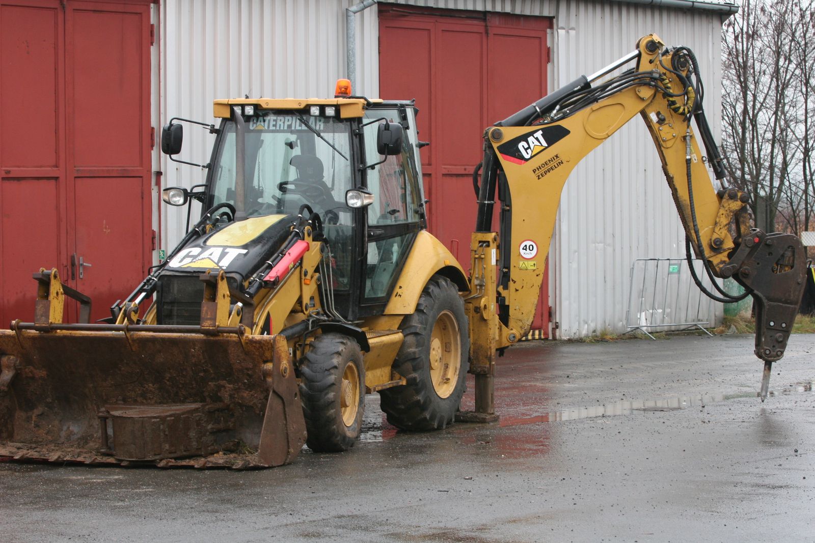 Stroj CAT 432E kladivo