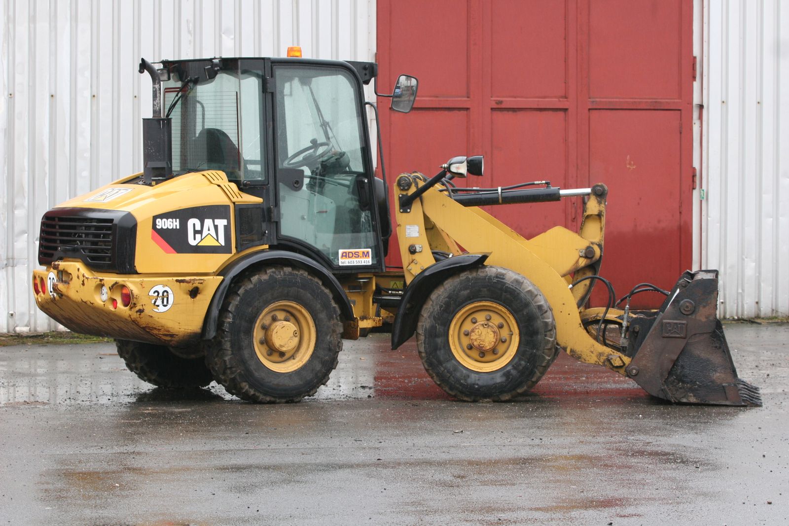 Stroj CAT 906H